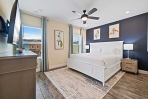 3 habitaciones, escritorio y tabla de planchar con plancha 