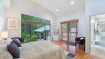 6 bedrooms, iron/ironing board, Internet, bed sheets