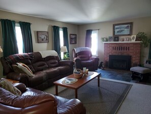 TV, fireplace, foosball, table tennis - The Homestead in Hanover (Hanover)