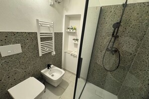 Dusche, Bidet, Handtücher