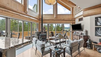 Televisie, een open haard en een kantoor