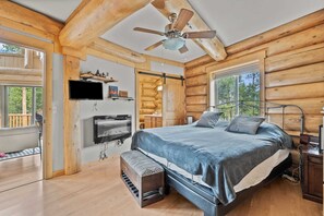 4 bedrooms, desk, iron/ironing board, WiFi