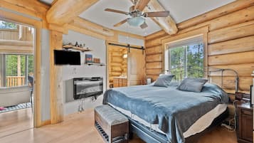 4 slaapkamers, een bureau, een strijkplank/strijkijzer, wifi