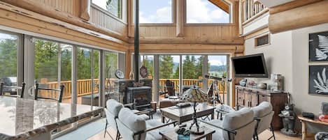 Fernseher, Kamin, Arbeitsbereiche