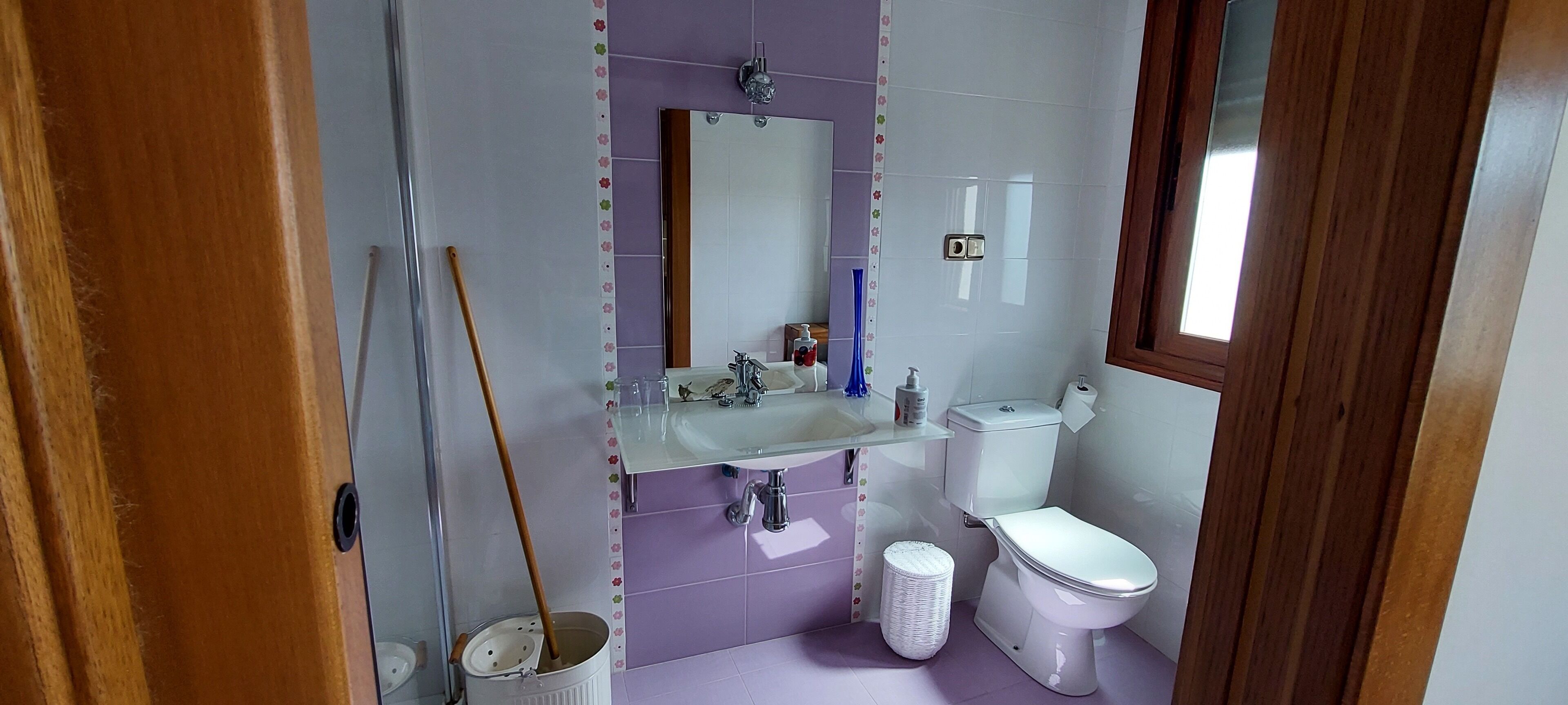 Een douche, een haardroger, handdoeken, zeep