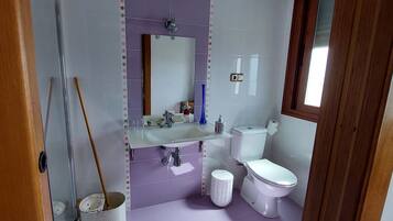 Chuveiro, secador de cabelo, toalhas de banho, sabonete