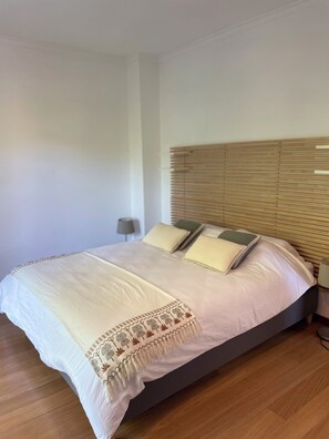 4 habitaciones, tabla de planchar con plancha, wifi y ropa de cama 