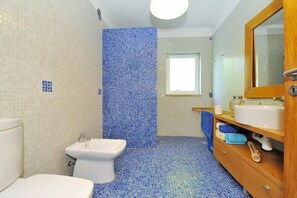 シャワー、ジェットバス、ヘアドライヤー、ビデ