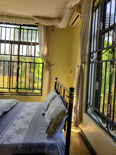 Chic 2-bedroom with WiFi and AC in marvelous Arusha