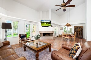 Smart TV, fireplace - Santa Rosa Cove #61 - 3 bedrooms, 3.5 Baths (La Quinta)