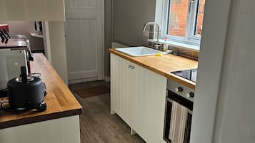 Casa | Cocina privada | Refrigerador, microondas, horno y parrilla de estufa