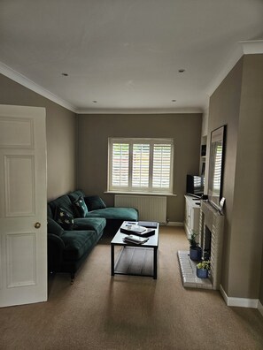 Living area - Cosy Cottage Retreat Next to Famous White Horse! (Chester)