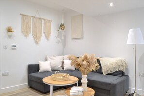 TV, books - New Flat near Luton Airport *FREE Parking* (Luton)