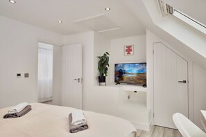 2 bedrooms, iron/ironing board, free WiFi - New Flat~FREE Parking~PS4~WORKSPACE (Luton)