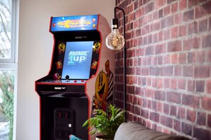 Games room - New Flat~FREE Parking~PS4~WORKSPACE (Luton)