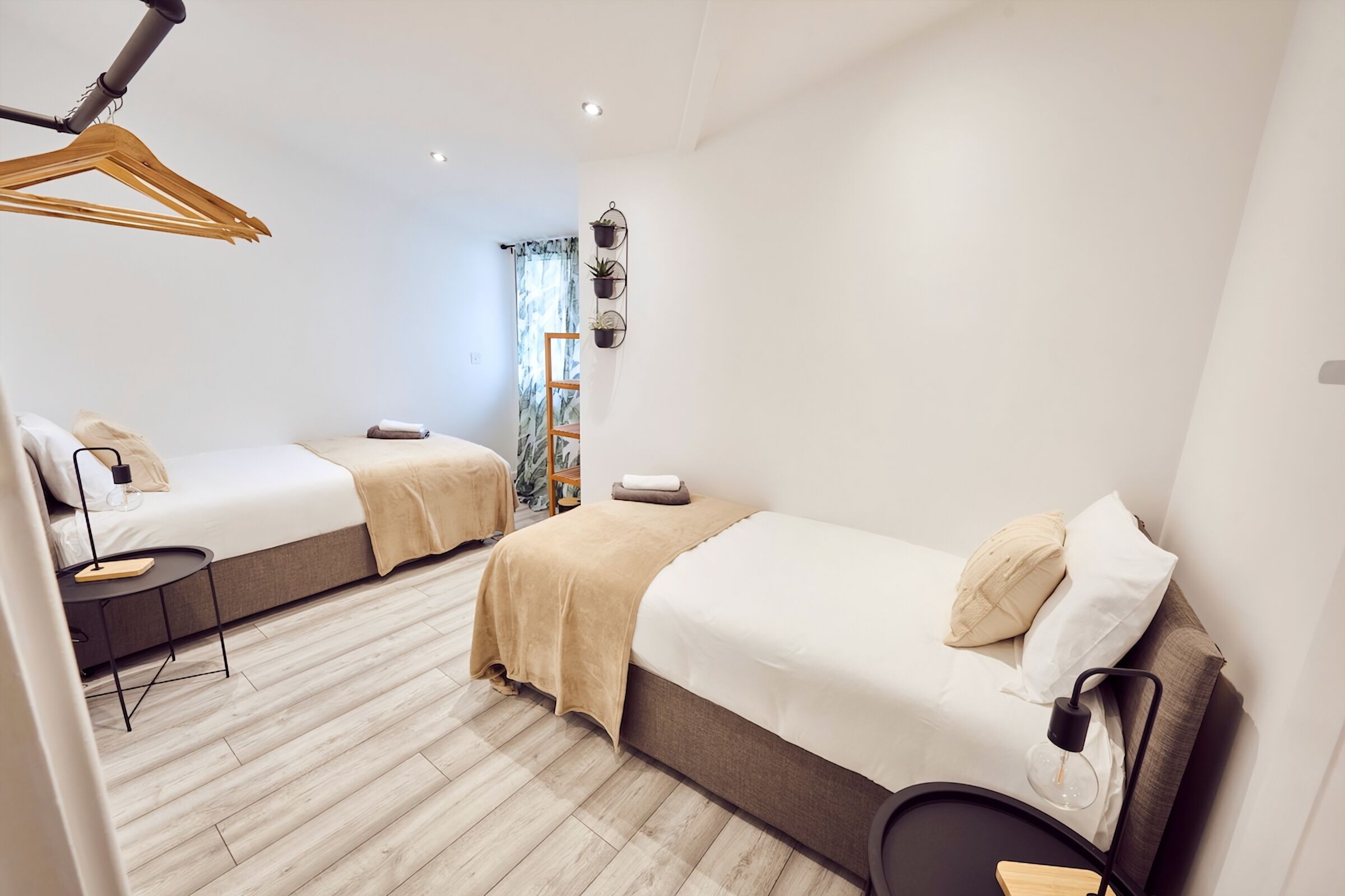 2 室のベッドルーム、アイロン / アイロン台、WiFi (無料)