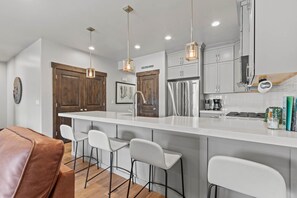 冷蔵庫、電子レンジ、オーブン、コンロ