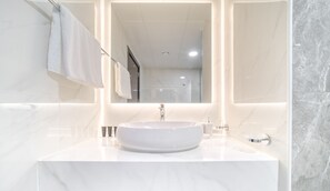 Family Apartment, City View | Bathroom