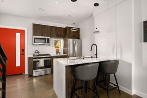 Réfrigérateur, four à micro-ondes, un four, surface de cuisson