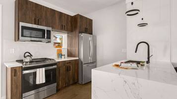 Jääkaappi, mikroaaltouuni, uuni, liesi