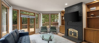 MidCentury Luxury Issaquah Home, 6 Beds, Sleeps 10