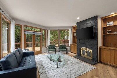 MidCentury Luxury Issaquah Home, 6 Beds, Sleeps 10