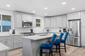 Hus, flere soverom | Eget kjøkken | Kjøleskap, ovn, kaffetrakter/tekoker og brødrister