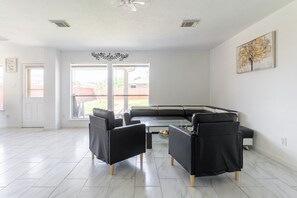 Interior - Stylish 4br 2.5ba Haven In Houston 4 Bedroom Home by RedAwning (Houston)