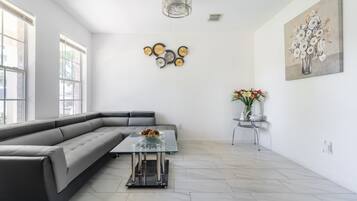 House, 4 Bedrooms | Living area