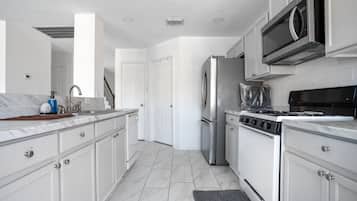 House, 4 Bedrooms | Private kitchen