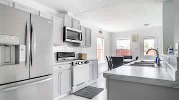 House, 4 Bedrooms | Private kitchen | Fridge, oven, coffee/tea maker, toaster