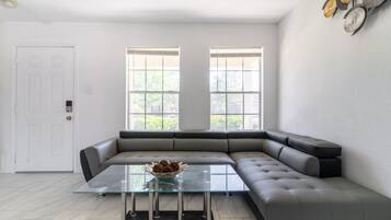 House, 4 Bedrooms | Living area | Smart TV