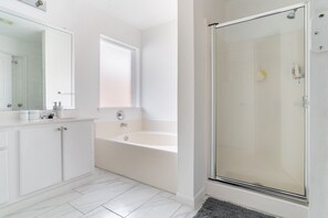 House, 4 Bedrooms | Bathroom | Towels, shampoo - Stylish 4br 2.5ba Haven In Houston 4 Bedroom Home by RedAwning (Houston)