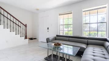 House, 4 Bedrooms | Living area
