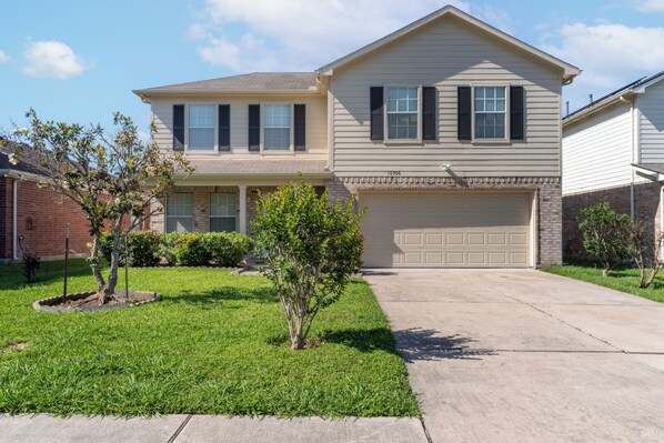 House, 4 Bedrooms | Exterior - Stylish 4br 2.5ba Haven In Houston 4 Bedroom Home by RedAwning (Houston)