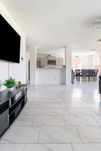 Stylish 4br 2.5ba Haven In Houston 4 Bedroom Home by RedAwning