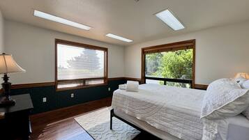 5 bedrooms, desk, travel crib, free WiFi