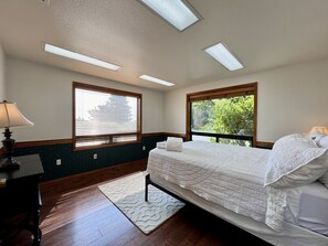 5 bedrooms, desk, travel cot, free WiFi