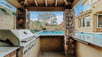 House, 6 Bedrooms | Property grounds