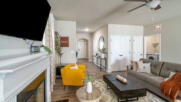 House, 4 Bedrooms | Living area