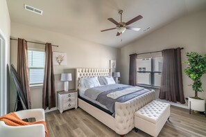 House, 4 Bedrooms - Charming Retreat: Cozy & Stylish Home 4 Bedroom Home by RedAwning (Charlotte)