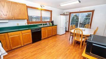 House, 2 Bedrooms | Private kitchen | Fridge, oven, coffee/tea maker, toaster