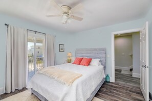4 bedrooms, free WiFi - Beach Bliss: 4br Beach Access Kayak Wi-fi 4 Bedroom Home by RedAwning (Holly Ridge)
