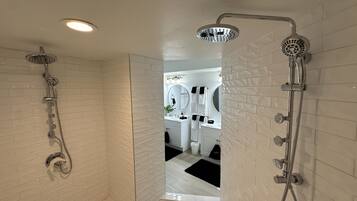 House, 3 Bedrooms | Bathroom
