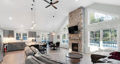 Unwind At Our Beautiful Sanctuary Scenic Views 3 Bedroom Home by RedAwning