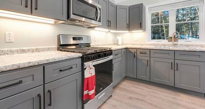 Unwind At Our Beautiful Sanctuary Scenic Views 3 Bedroom Home by RedAwning