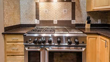 House, 4 Bedrooms | Private kitchen | Fridge, oven, coffee/tea maker, toaster