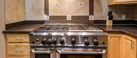 House, 4 Bedrooms | Private kitchen