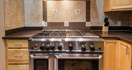 Chic Renovated Oasis: Disney & Universal Nearby 4 Bedroom Home by RedAwning