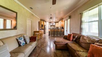 House, 4 Bedrooms | Living area